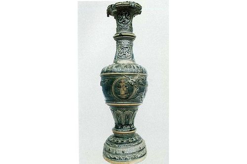 Cây đèn gốm men lam thế kỷ XVI