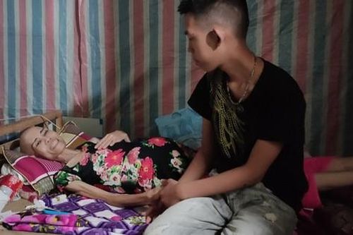 Xót xa hình ảnh chồng đau ốm chăm vợ ung thư giai đoạn cuối và hai con khuyết tật