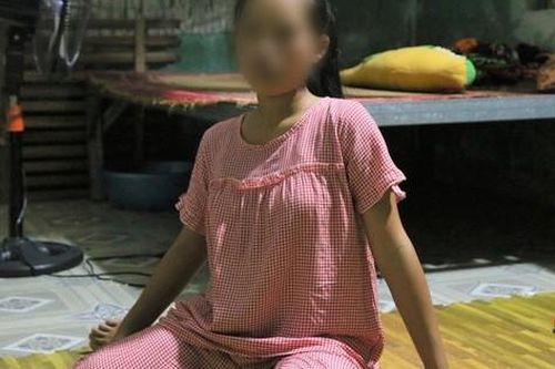 Bé gái 12 tuổi mang bầu 7 tháng tố cha dượng nhiều lần cưỡng hiếp