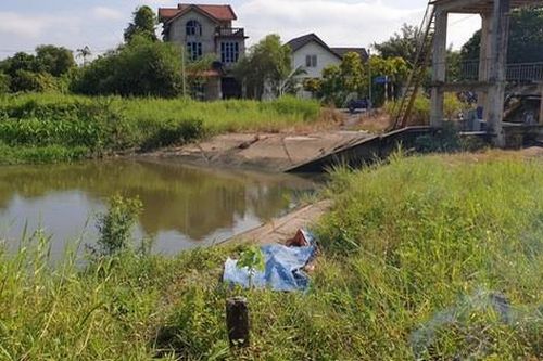 Bé trai sống lang thang đuối nước, người bạn đứng trên bờ gào khóc kêu cứu