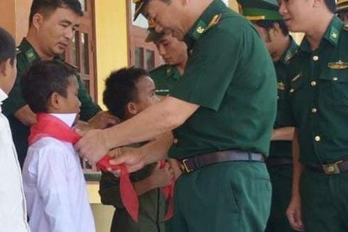 Những đứa con nuôi của Bộ đội Biên phòng Quảng Bình đón niềm vui trước thềm năm học mới