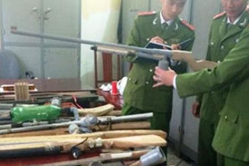 Cãi nhau với bố, con nổ súng đe dọa