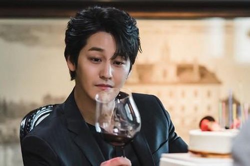 'Cửu vĩ hồ' Kim Bum xuất hiện, thần thái muốn lấn át cả Lee Dong Wook