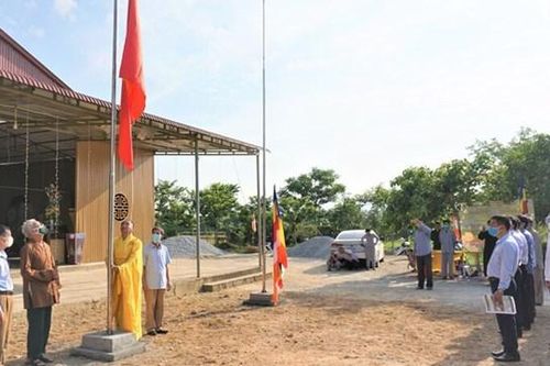 Cờ Tổ quốc tung bay trên xứ đạo