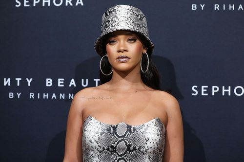 Rihanna và các sao nữ thích phối đồ cùng mũ bucket