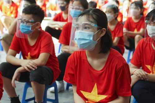 Phát 5.000 kính chống giọt bắn cho học sinh dự khai giảng