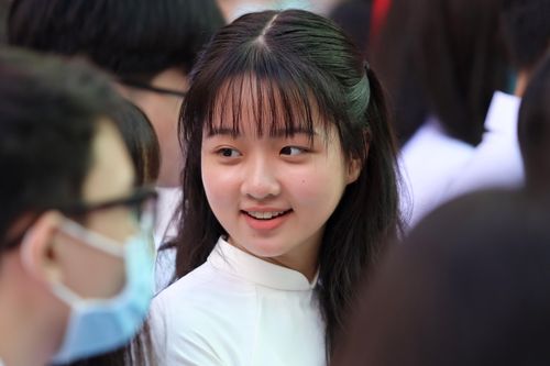 Lâm Thanh Mỹ mặc áo dài dự khai giảng