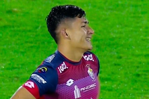Hậu vệ bật cười sau bàn phản lưới ở giải Ecuador