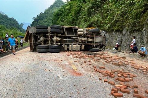 Xe tải chở gạch lật khi đổ đèo, tài xế tử vong tại chỗ