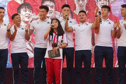 Bình luận viên Quang Huy: 'Cầu thủ phải tham vấn pháp lý khi sử dụng bản quyền hình ảnh'