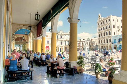 Sau nhiều tháng đóng cửa vì Covid-19, Cuba chào đón những du khách quốc tế đầu tiên