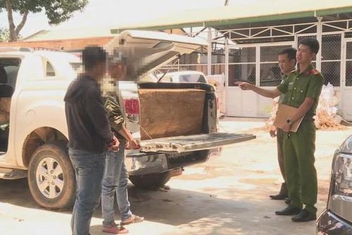 2 giáo viên chở hàng cấm