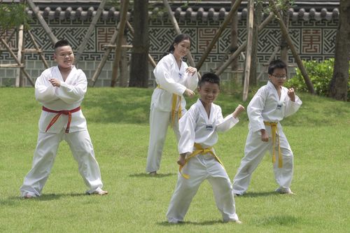 Đại sứ quán Hàn Quốc tại Việt Nam gửi tặng quà đặc biệt cổ vũ học sinh đến trường