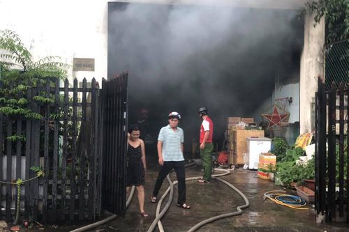 Cháy kho chứa phụ tùng ở quận Thủ Đức, khói đen bốc cao hàng chục mét
