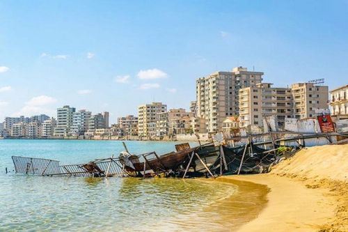 Đột nhập thị trấn 'ma' bỏ hoang hàng chục năm ở đảo Cyprus