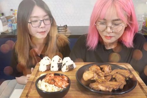 Bạn bè MisThy đau đầu trở thành 'chuột bạch' của loạt món ăn quái dị