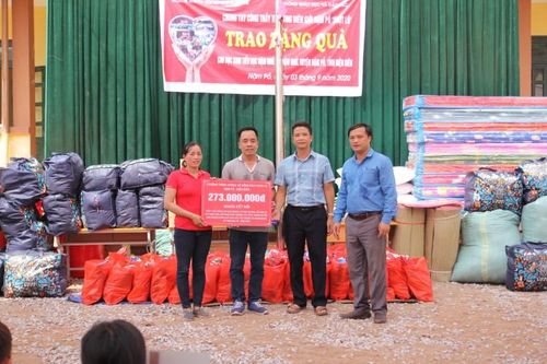 Chở yêu thương lên 'rốn lũ' Nậm Nhừ