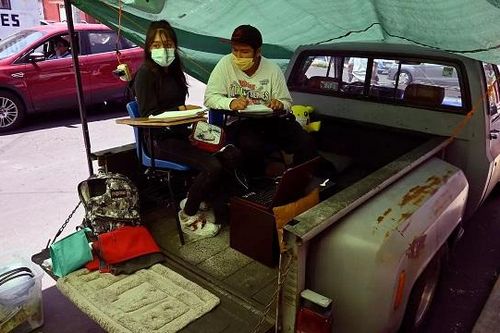 Mexico: Lớp học trên xe tải cho trẻ khó khăn trong đại dịch