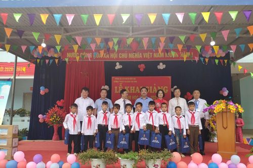 Tặng 20.000 cuốn SGK lớp 1 cho học sinh có hoàn cảnh khó khăn