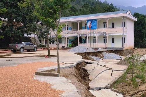 Thanh Hóa: Học sinh phải đi học nhờ vì trường sụt lún nghiêm trọng