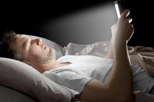 Tác hại từ ánh sáng điện thoại có thể gây lão hóa da