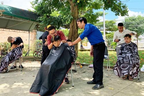 Lâm Đồng: Cắt tóc miễn phí cho học sinh đi khai giảng
