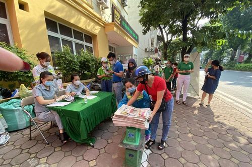 Đồng loạt triển khai đổi rác lấy quà tại 4 quận nội thành