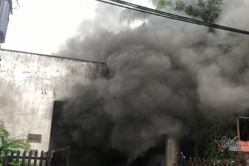 Kho phụ tùng ở Sài Gòn chìm trong biển lửa, khói đen bao trùm