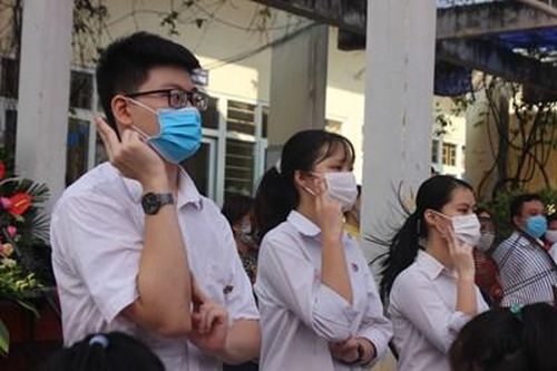 Xúc động học sinh hát Quốc ca 'bằng tay' trong Lễ khai giảng năm học mới
