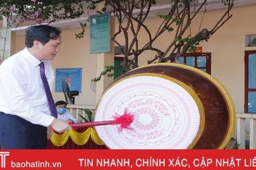 Phó Bí thư Thường trực Tỉnh ủy đánh trống khai giảng tại Trường THPT Cẩm Bình