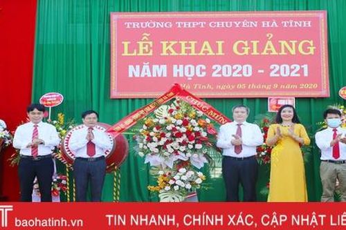 Chủ tịch UBND tỉnh Trần Tiến Hưng: Tiếp tục xây dựng Trường THPT Chuyên Hà Tĩnh thành nơi đào tạo nhân tài cho đất nước