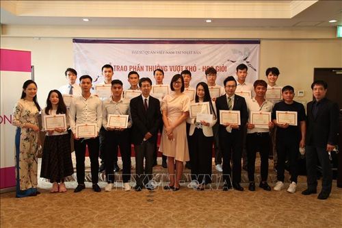 Trao quà khuyến học cho các thực tập sinh Việt Nam tại Nhật Bản giỏi tiếng Nhật