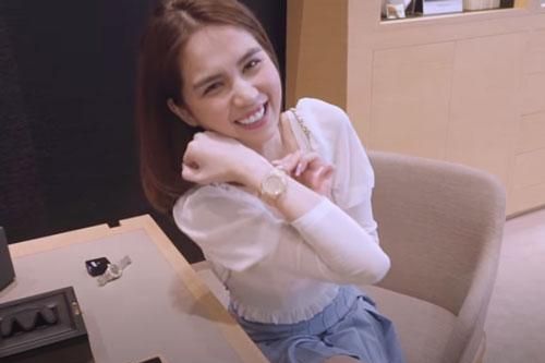 Tự thưởng khi đạt 5 triệu theo dõi trên Instagram, Ngọc Trinh mua đồng hồ 1,8 tỷ đồng