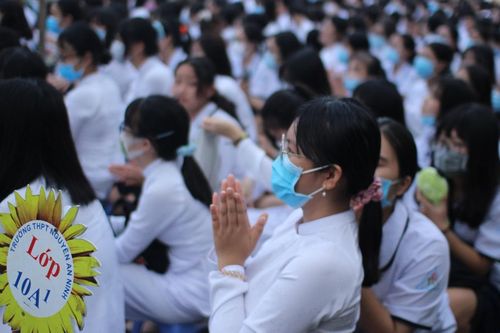 TP.HCM: Học sinh háo hức trong ngày khai giảng năm học mới, được đo nhiệt độ và đeo khẩu trang phòng dịch