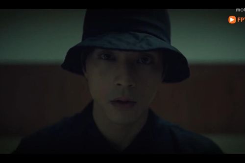 Kẻ nguy hiểm nhất Flower of Evil chính thức lộ diện, nhưng sao Lee Jun Ki vẫn bị vợ còng tay thế kia?