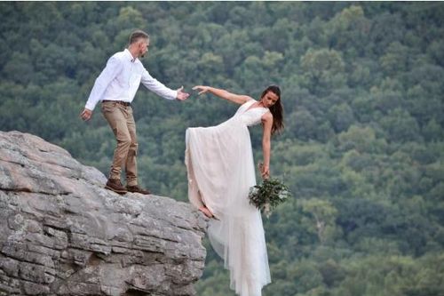 Cô dâu liều lĩnh treo mình trên vách đá gần 600 mét để chụp ảnh cưới