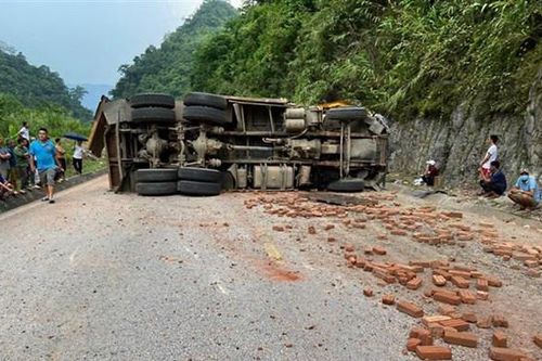 Ô tô chở gạch lật khi đổ đèo khiến tài xế tử vong