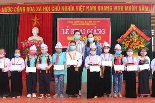 Trao 60 suất học bổng cho học sinh nghèo vượt khó ở các xã miền núi tỉnh Phú Thọ