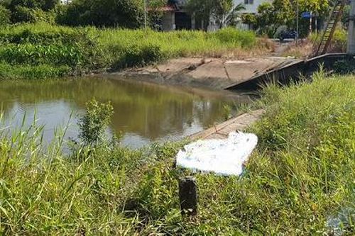 Ra bờ kênh rửa mặt, 1 bé trai đuối nước thương tâm