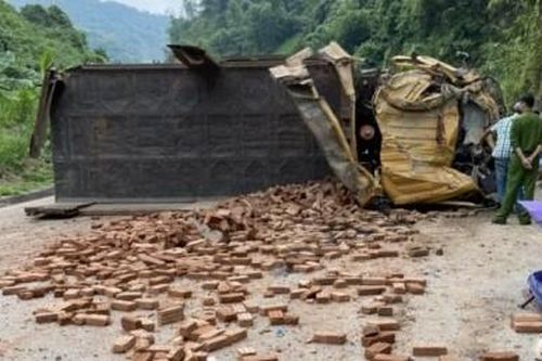 Hòa Bình: 2 người thương vong sau khi xe tải chở gạch lật