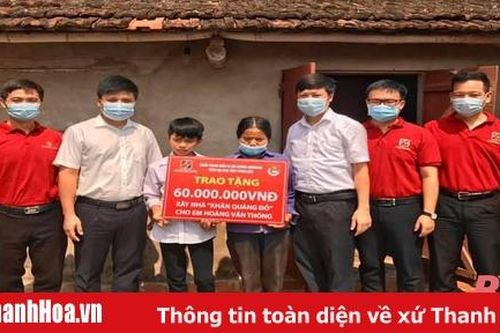 Đoàn thanh niên các chi nhánh Agribank Thanh Hóa trao tặng kinh phí hỗ trợ học sinh có hoàn cảnh khó khăn