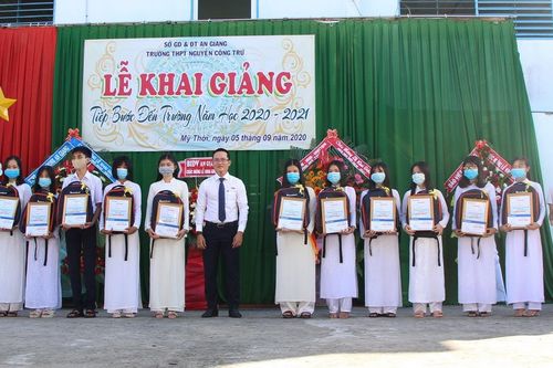 Sacombank trao học bổng trị giá hơn 3,5 tỷ đồng cho học sinh (năm học 2020-2021)