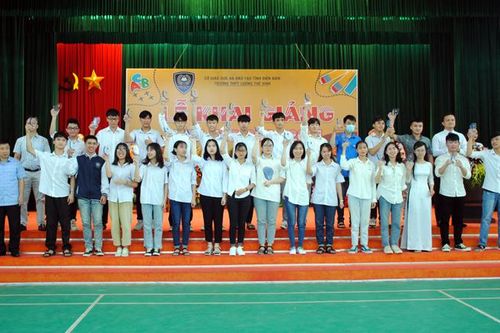 Khen thưởng gần 40 học sinh đạt thành tích cao trong các kỳ thi