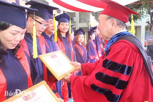 Trao bằng tốt nghiệp cho 235 tân cử nhân, dược sĩ