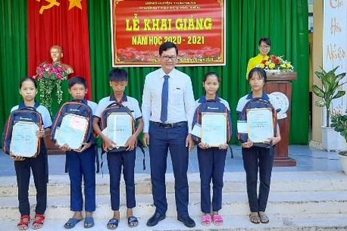 95 suất học bổng 'Sacombank – Ươm mầm cho những ước mơ' đến với học sinh Đồng Tháp