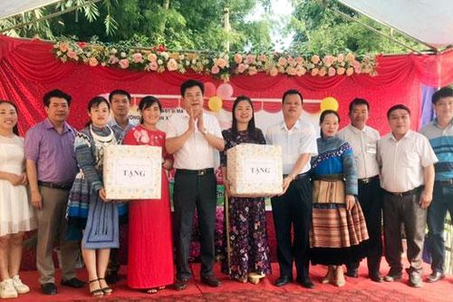 Tặng quà các trường học và học sinh nghèo nhân dịp khai giảng năm học mới