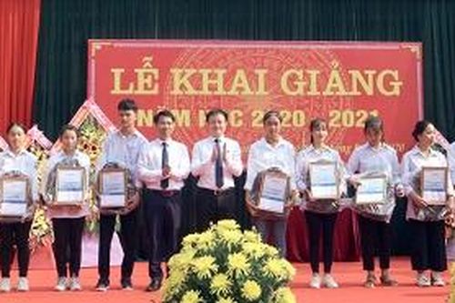 Ngân hàng Sacombank trao hơn 3,5 tỷ đồng cho học sinh có hoàn cảnh khó khăn