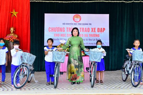Trao học bổng 'Mầm xanh' và tặng xe đạp cho học sinh nhân dịp khai giảng năm học mới