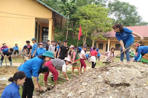 Nâng bước học sinh khó khăn tới trường