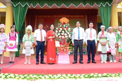Các đồng chí lãnh đạo tỉnh dự khai giảng năm học mới tại các trường học trong tỉnh